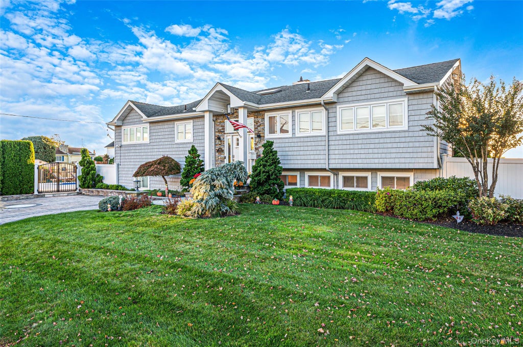 Photo of 174 Secatogue Lane W, West Islip, NY 11795 (MLS # 1056210)