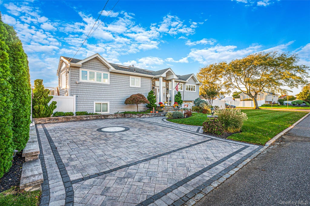 Photo of 174 Secatogue Lane W, West Islip, NY 11795 (MLS # 1056210)