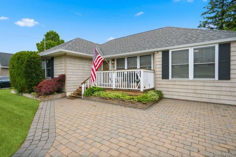 Homes For Sale - 14 Kenneth Lane<br/> North Babylon, NY 11703