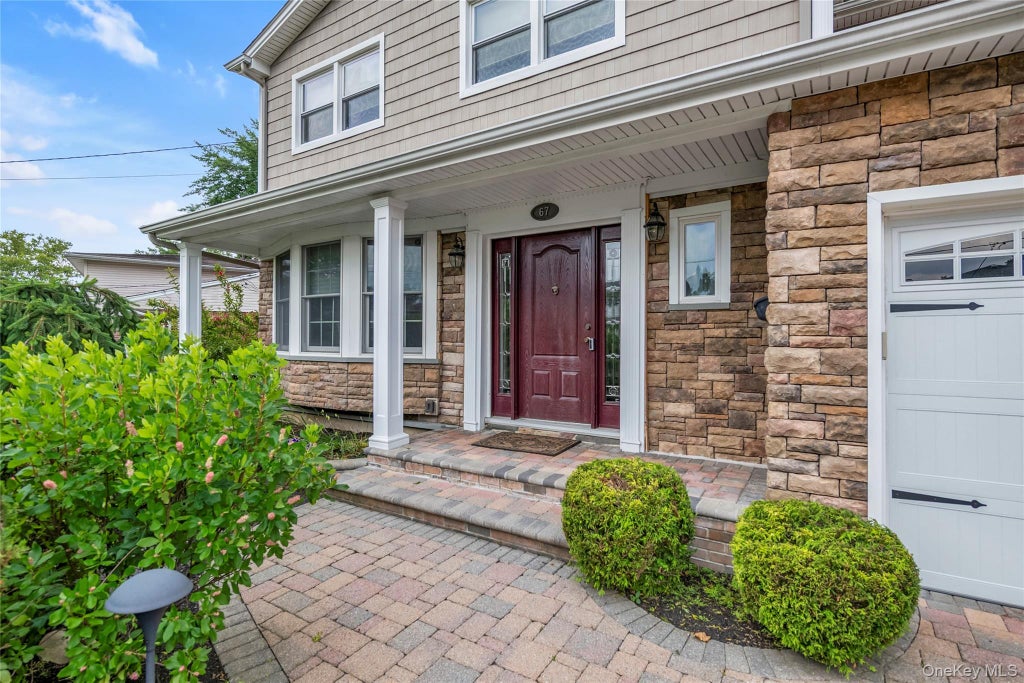 Photo of 67 Reed Drive, Roslyn, NY 11576 (MLS # 1053422)