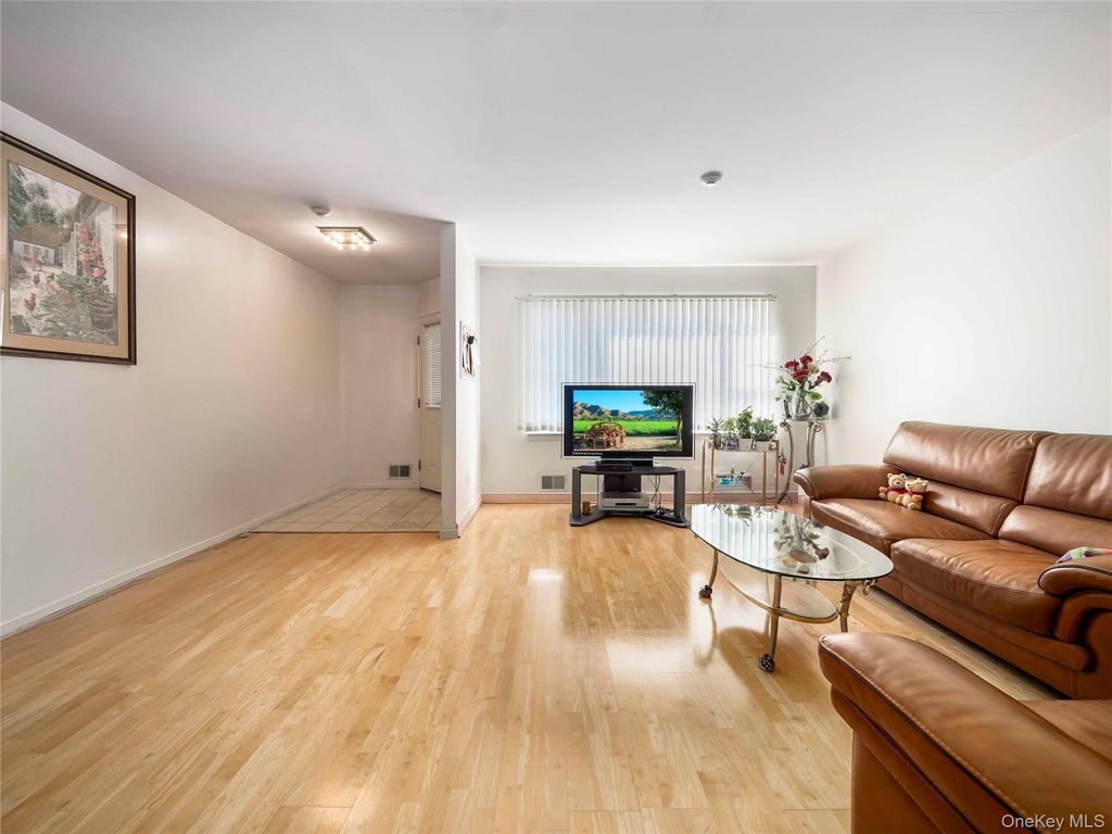 Photo of 8 Yorkshire Court, Nanuet, NY 10954 (MLS # 983363)