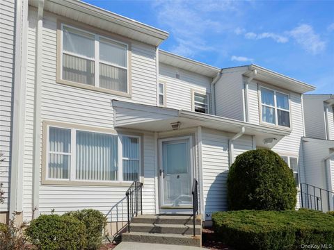 Photo of 8 Yorkshire Court, Nanuet, NY 10954 (MLS # 983363)