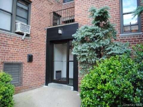 Photo of 170-06 Crocheron Avenue #5B, Flushing, NY 11358 (MLS # 924261)