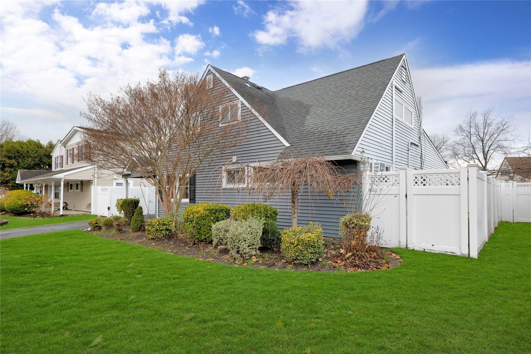 18 Ribbon Lane, Wantagh, New York image 3