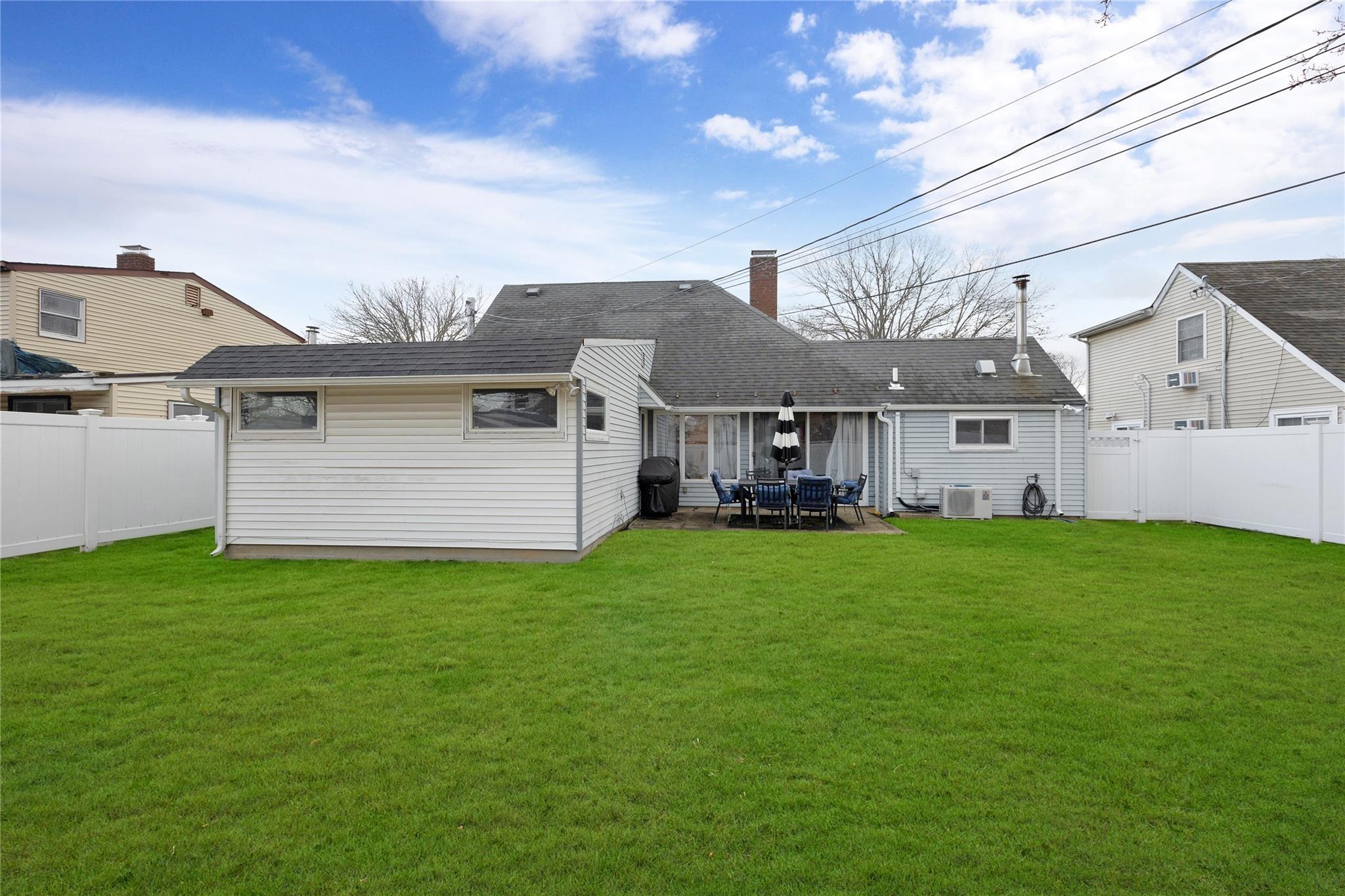 18 Ribbon Lane, Wantagh, New York image 4