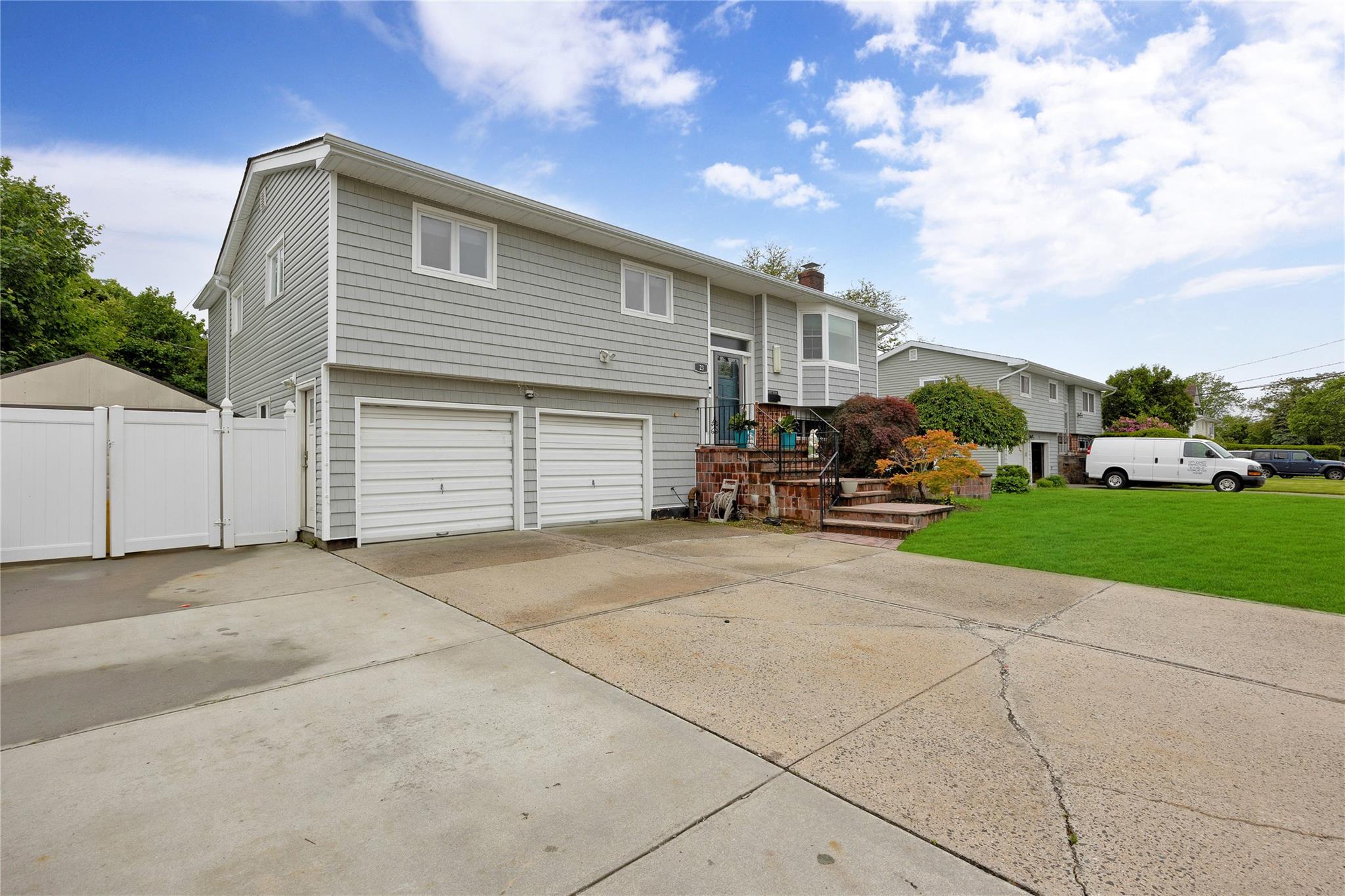 23 Evelyn Drive, Bethpage, New York image 3