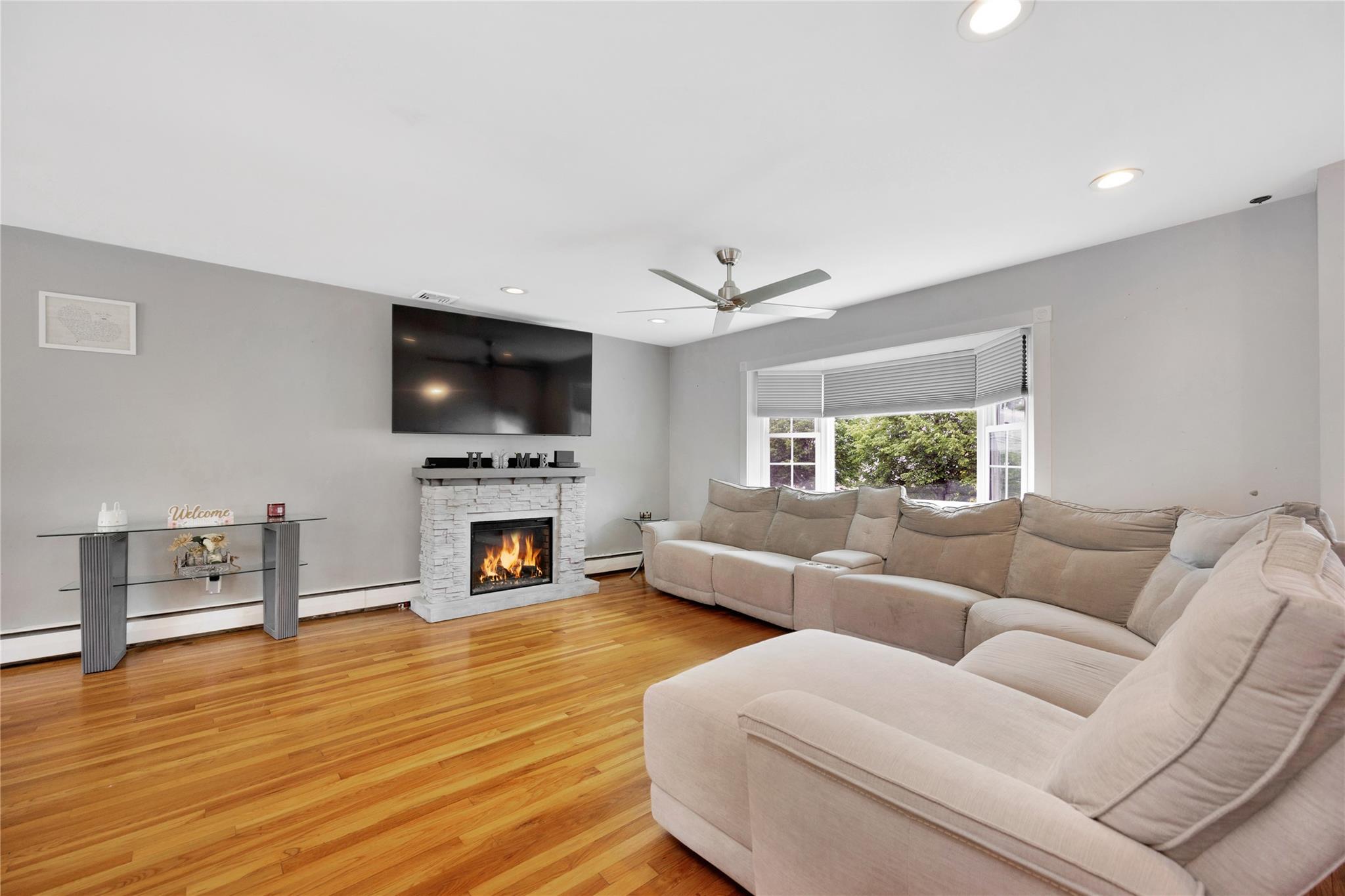23 Evelyn Drive, Bethpage, New York image 4