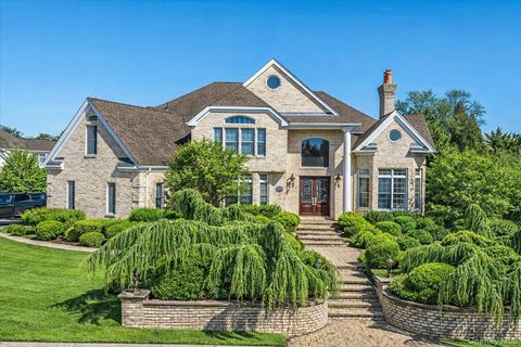 Homes For Sale - 22 Turnberry Court<br/> Dix Hills, NY 11746