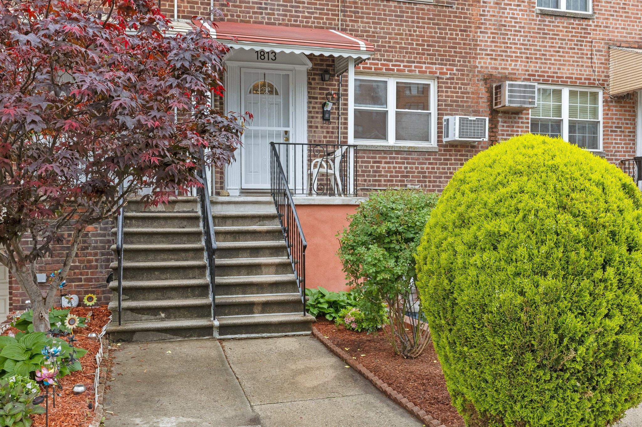 Tomlinson Avenue, Bronx, New York - 4 Bedrooms  
3 Bathrooms - 