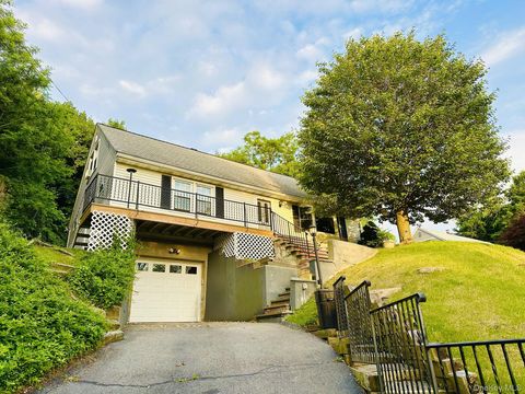 Homes For Sale - 5 Meadowbrook Drive<br/> Ossining, NY 10562