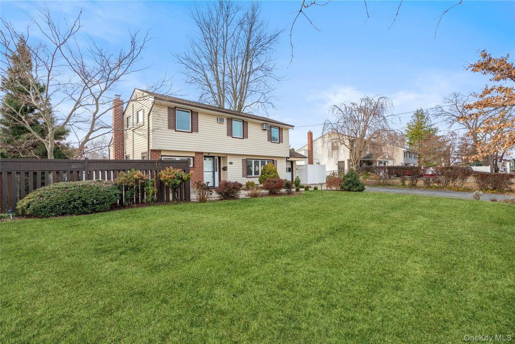 Photo of 246 W 10th Street, Deer Park, NY 11729 (MLS # 942689)