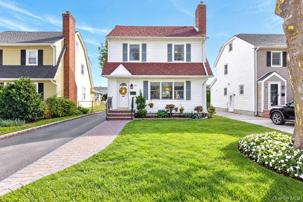 Photo of 40 Cambridge Avenue, Garden City, NY 11530 (MLS # 1061812)