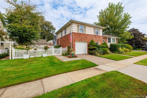 Photo of 35 Yorkshire Road, Rockville Centre, NY 11570 (MLS # 913892)