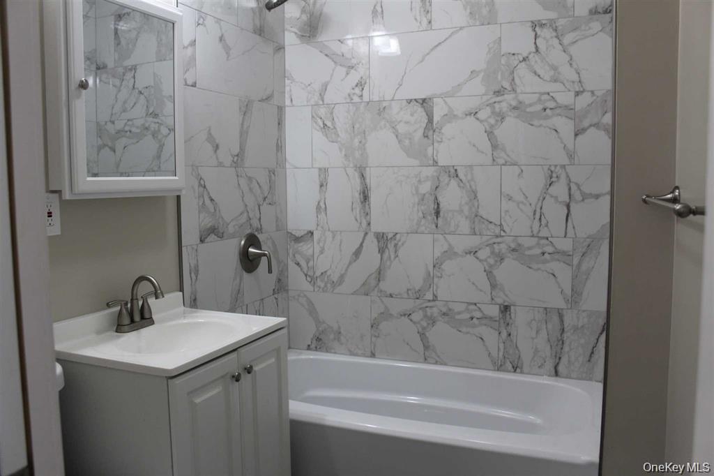 Poughkeepsie, New York 12601, United States, 2 Bedrooms Bedrooms, ,1 BathroomBathrooms,Residential,Pending,252431