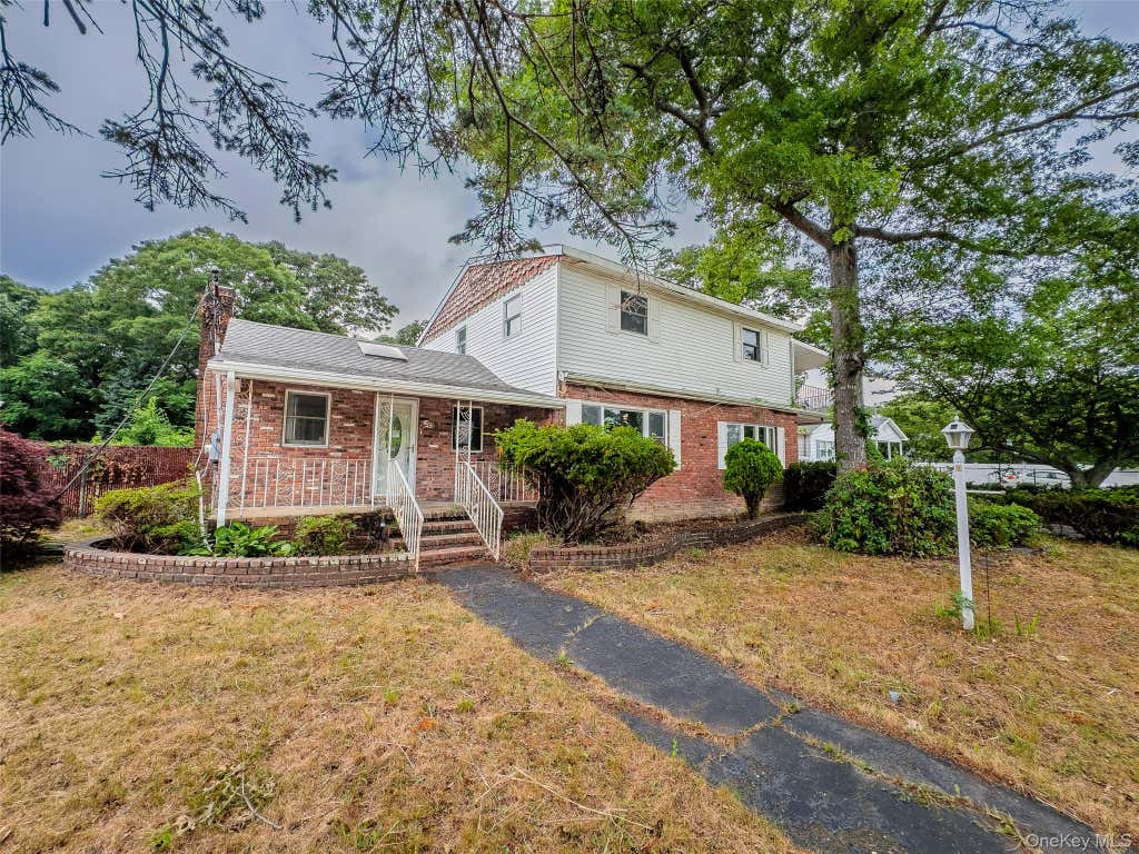 Photo of 10 Windsor Place, Shirley, NY 11967 (MLS # 1020035)