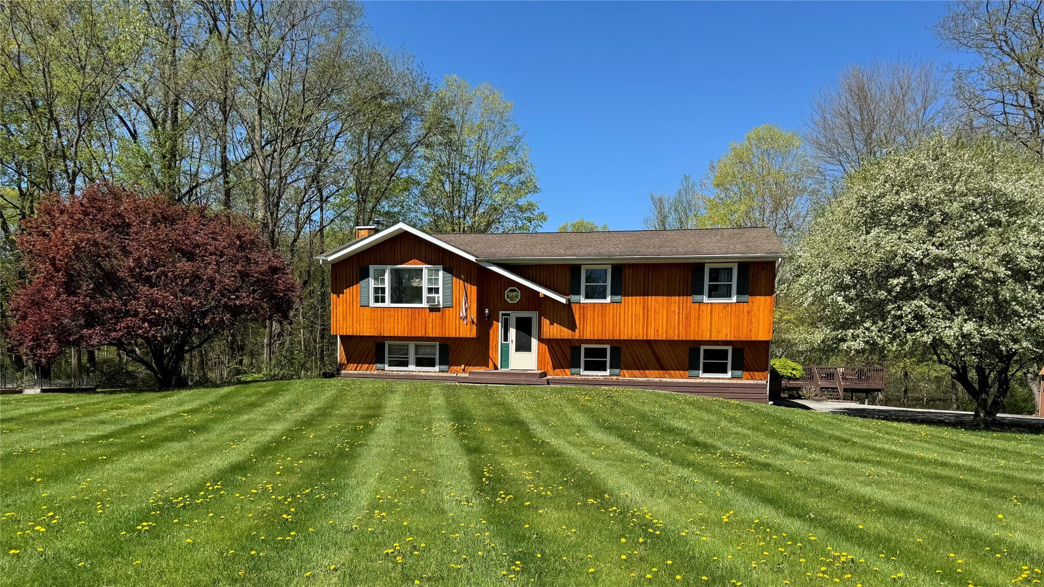 Susi Oval, Modena, New York - 3 Bedrooms  
3 Bathrooms  
7 Rooms - 