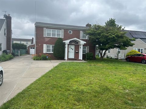 Homes For Sale - 8 Gables Road<br/> Hicksville, NY 11801