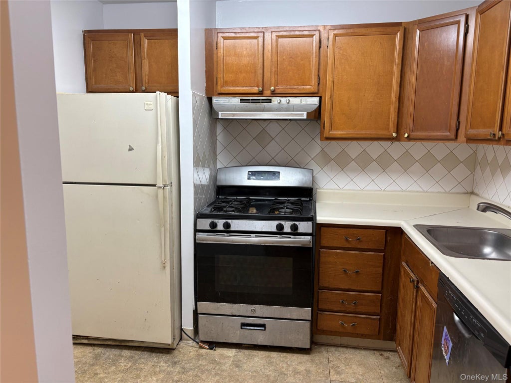 Photo of 2 Bay Club Drive #10M, Bayside, NY 11360 (MLS # 1055648)