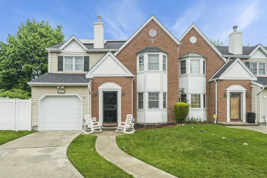 17 Bayview Court, Inwood, New York image 1