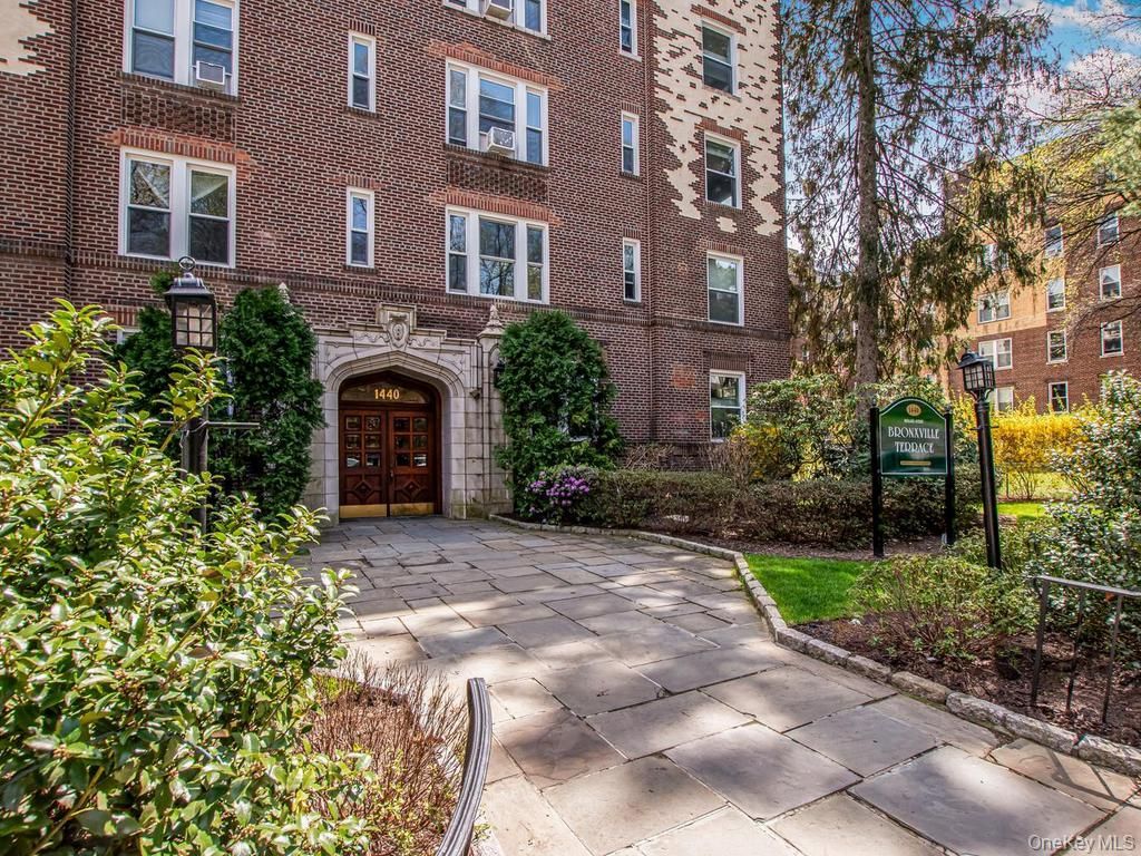 Photo of 1440 Midland Avenue #5C, Bronxville, NY 10708 (MLS # 987294)