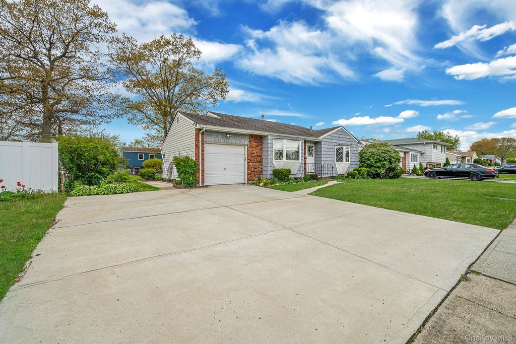 Photo of 312 W 16th Street, Deer Park, NY 11729 (MLS # 991220)