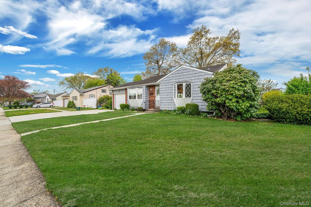 Photo of 312 W 16th Street, Deer Park, NY 11729 (MLS # 991220)