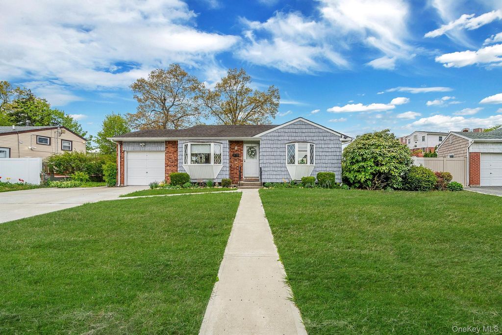 Photo of 312 W 16th Street, Deer Park, NY 11729 (MLS # 991220)