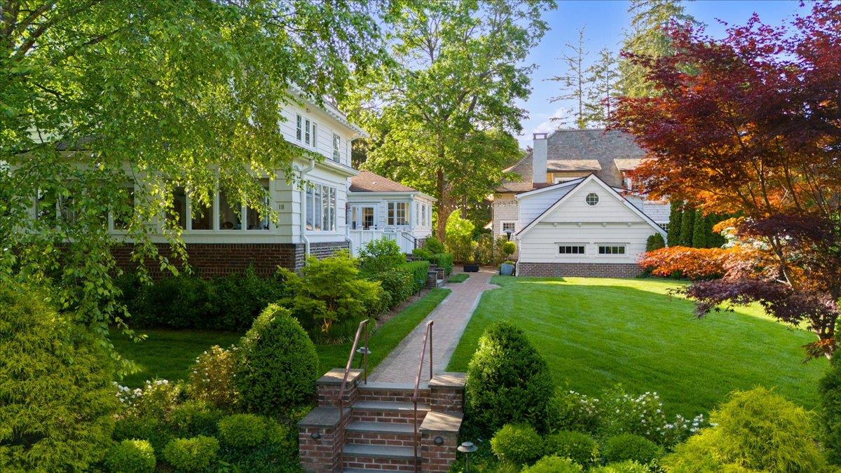 18 Woodbine Avenue