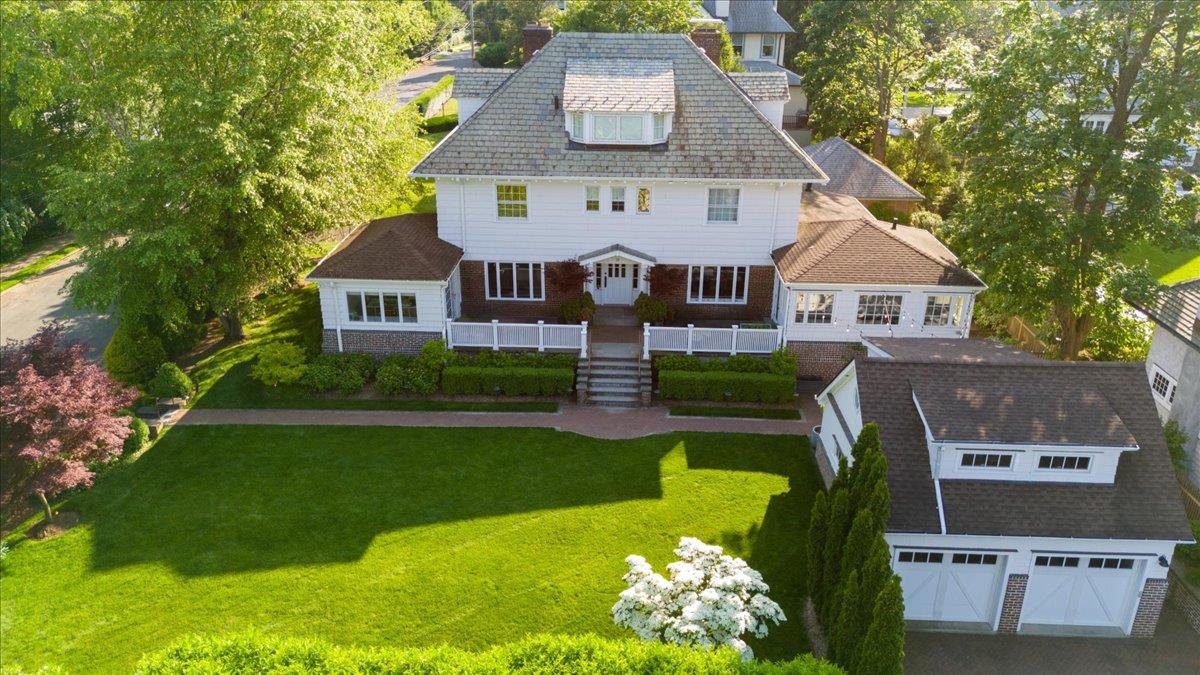 Property for Sale at Woodbine Avenue, Larchmont, New York - Bedrooms: 4 
Bathrooms: 4 
Rooms: 10  - $3,250,000