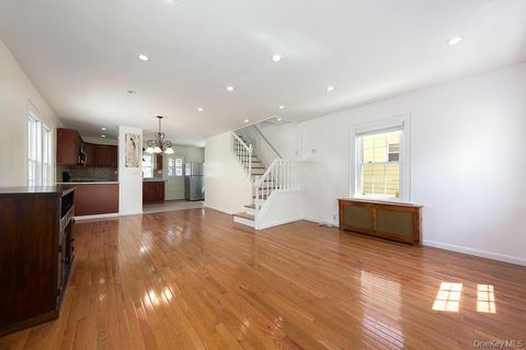 Apartment For Rent - 353 W Jamaica Avenue<br/> Valley Stream, NY 11580