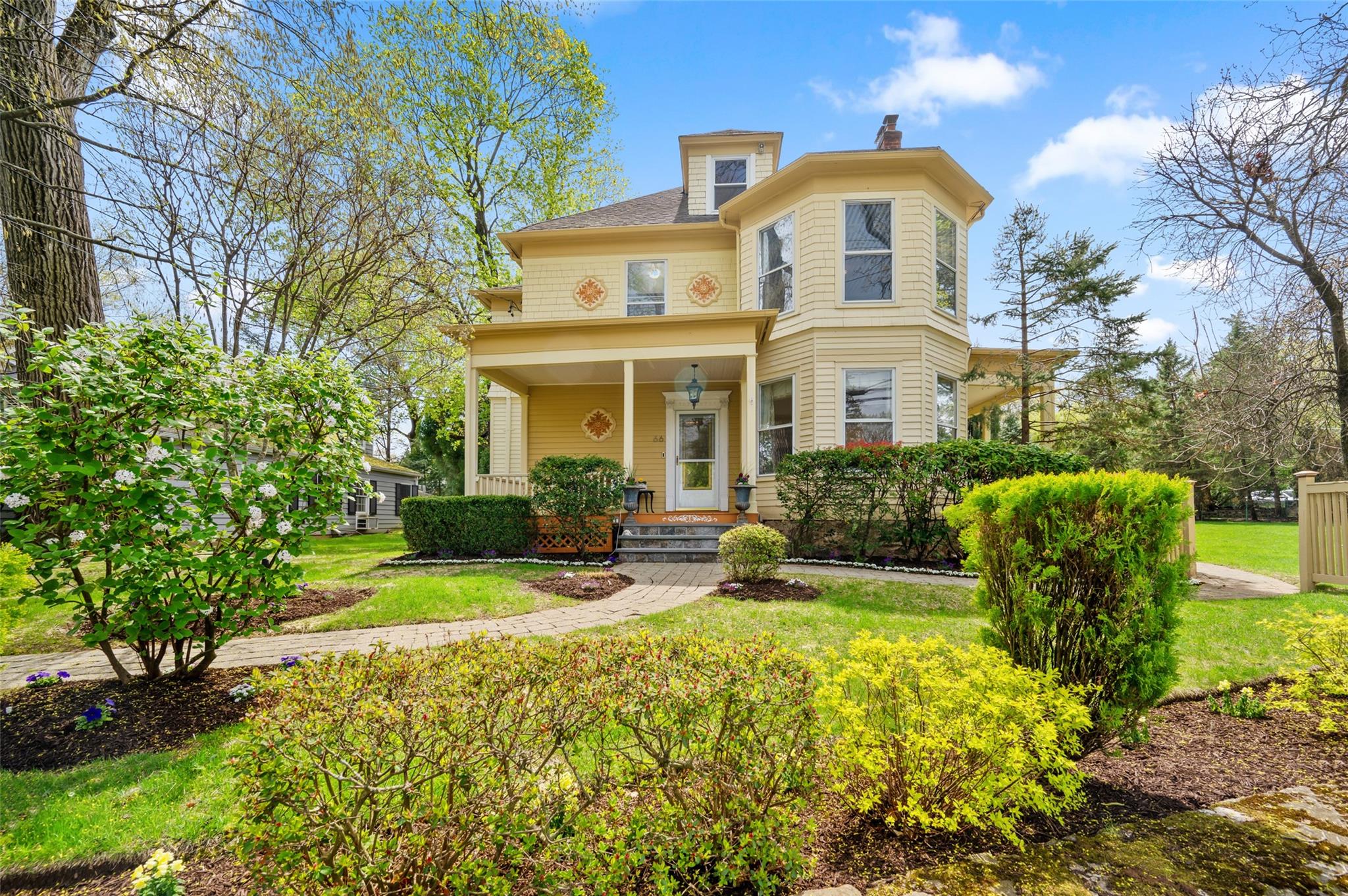 Drake Road, Scarsdale, New York - 5 Bedrooms  
5 Bathrooms  
11 Rooms - 