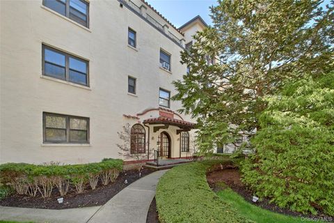 Photo of 314 Livingston Avenue #203W, Mamaroneck, NY 10543 (MLS # 985268)