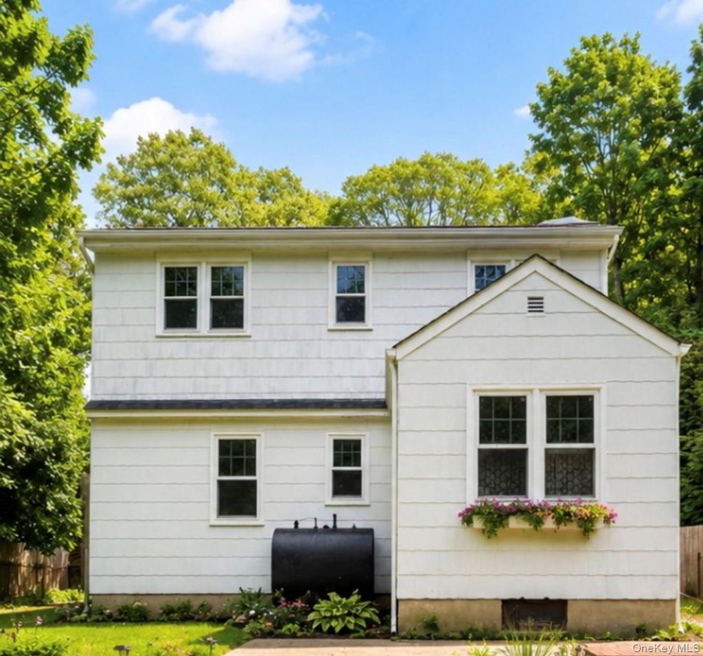 Photo of 215 Manor Road, Huntington, NY 11740 (MLS # 1005234)