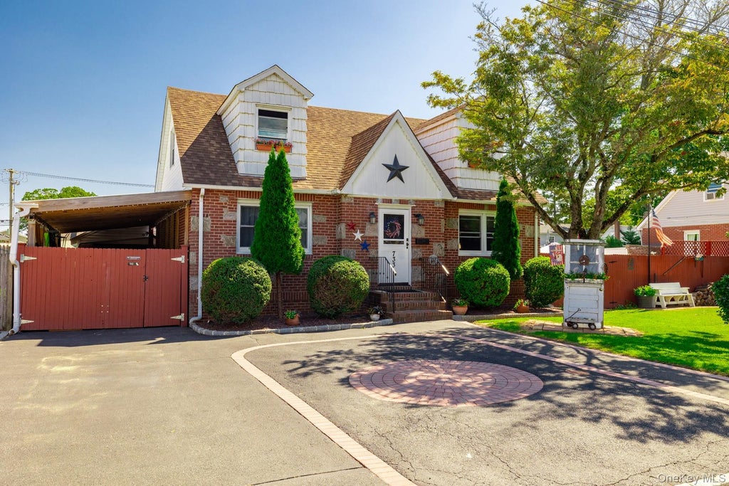 Photo of 733 9th Street, West Babylon, NY 11704 (MLS # 1041530)