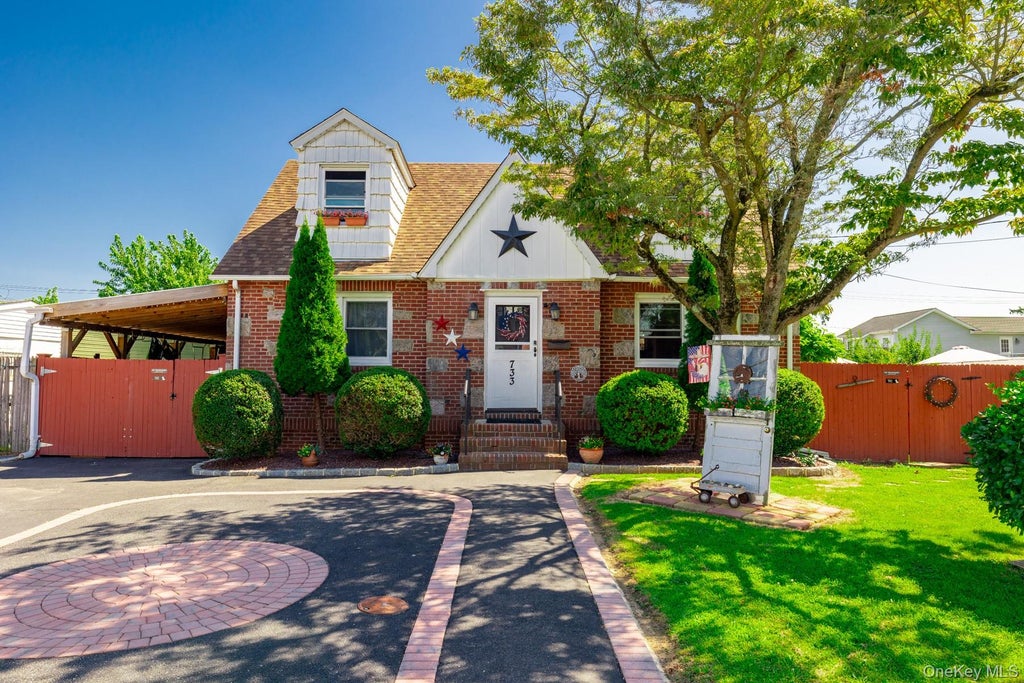 Photo of 733 9th Street, West Babylon, NY 11704 (MLS # 1041530)