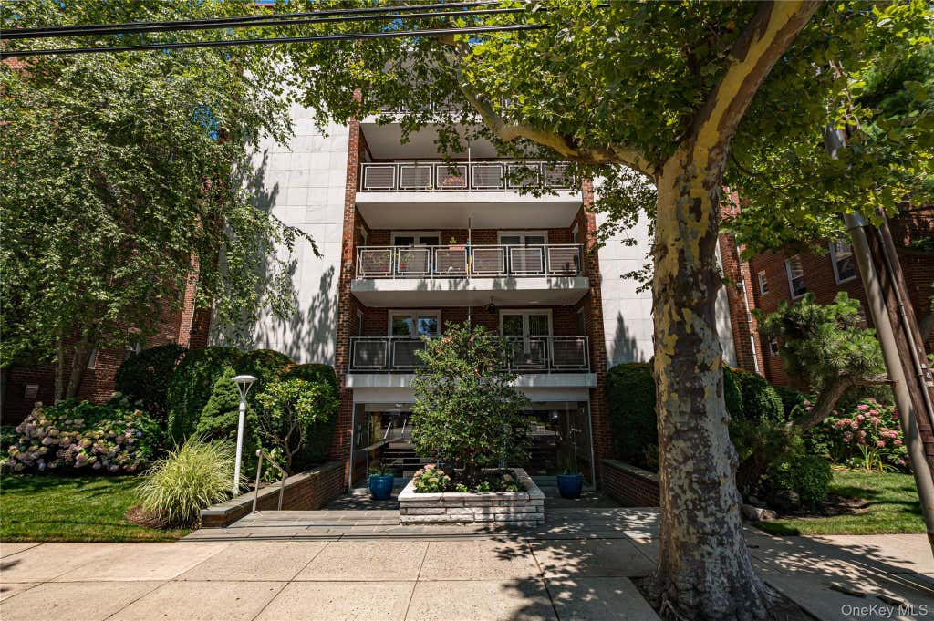 Photo of 100 Brooklyn Avenue #2R, Freeport, NY 11520 (MLS # 1031527)