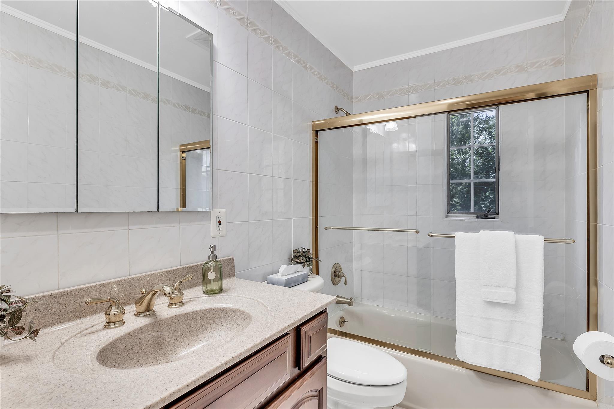95 Circle Drive, Syosset, New York image 23