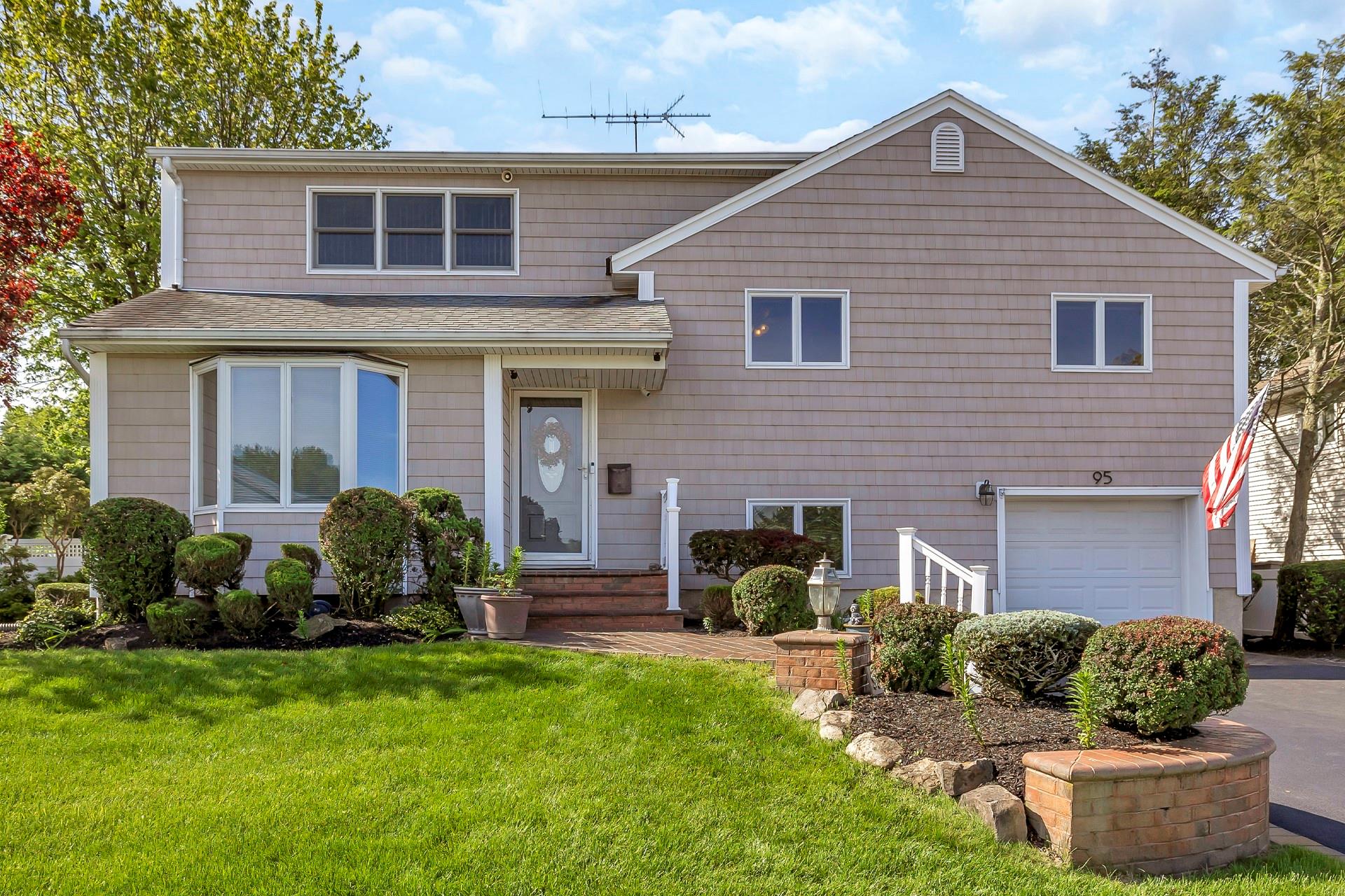 95 Circle Drive, Syosset, New York image 2