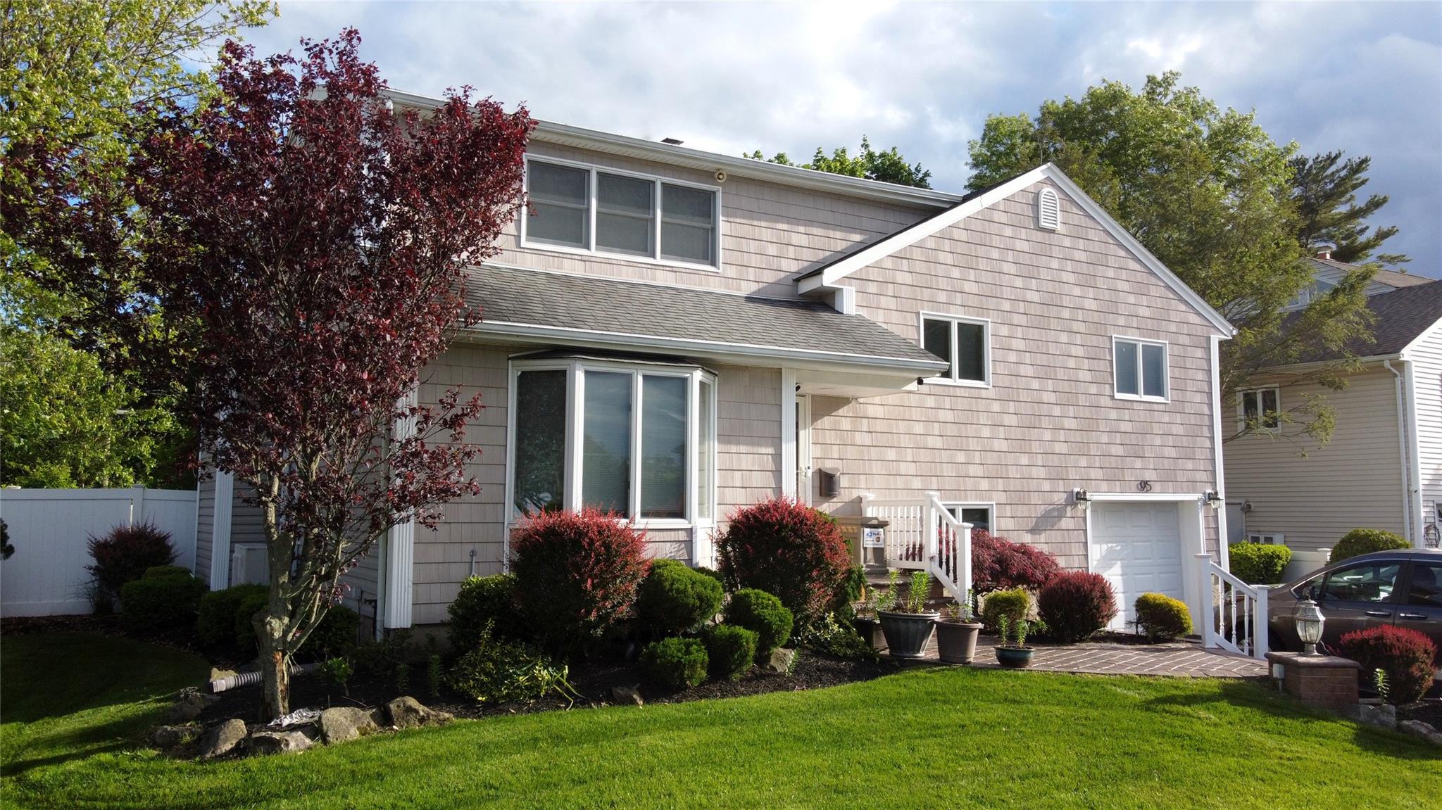 95 Circle Drive, Syosset, New York image 3