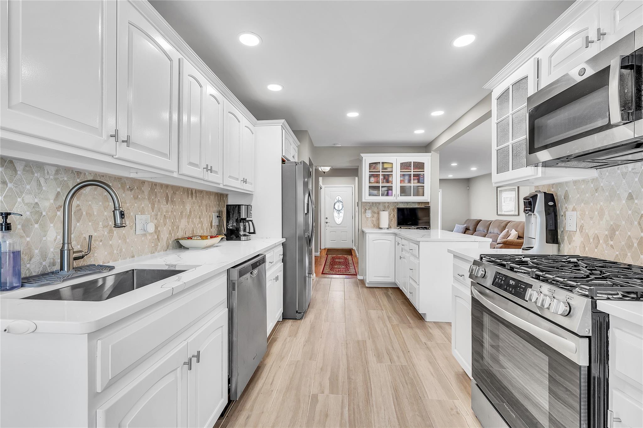 95 Circle Drive, Syosset, New York image 8