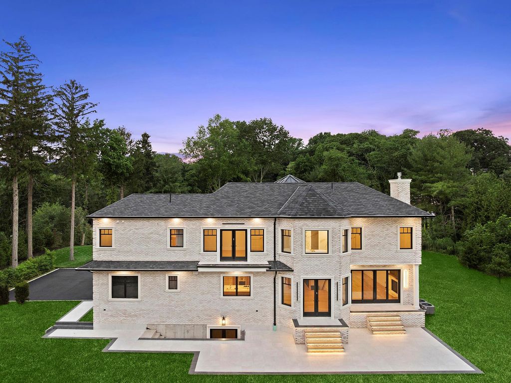 Photo of 26 Saint Andrews Court, Old Westbury, NY 11568 (MLS # 883102)