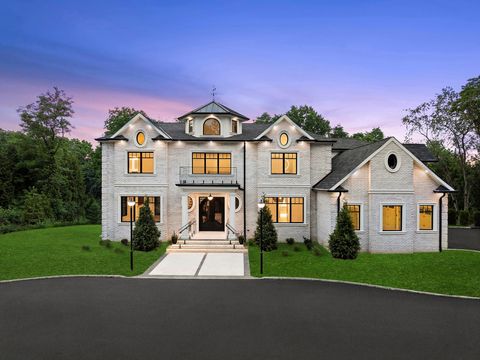 26 Saint Andrews Court Old Westbury NY 11568
