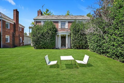 16 Beechwood Drive Lawrence NY 11559