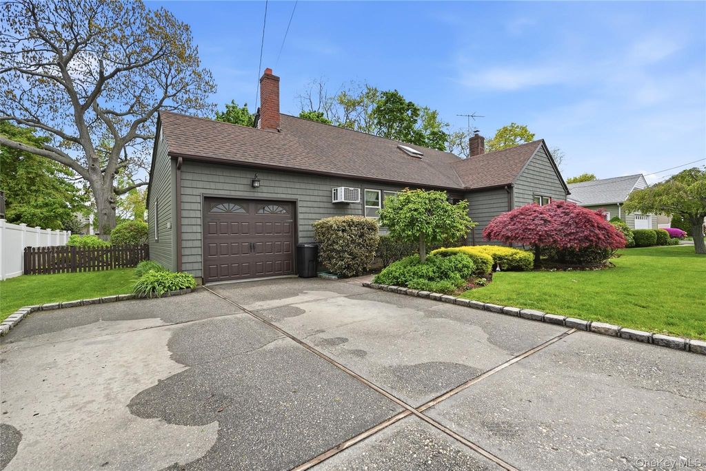 Photo of 41 Lane Street, Lindenhurst, NY 11757 (MLS # 1000208)