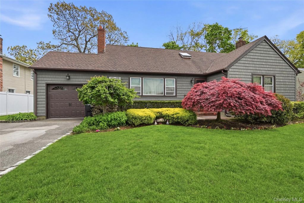 Photo of 41 Lane Street, Lindenhurst, NY 11757 (MLS # 1000208)