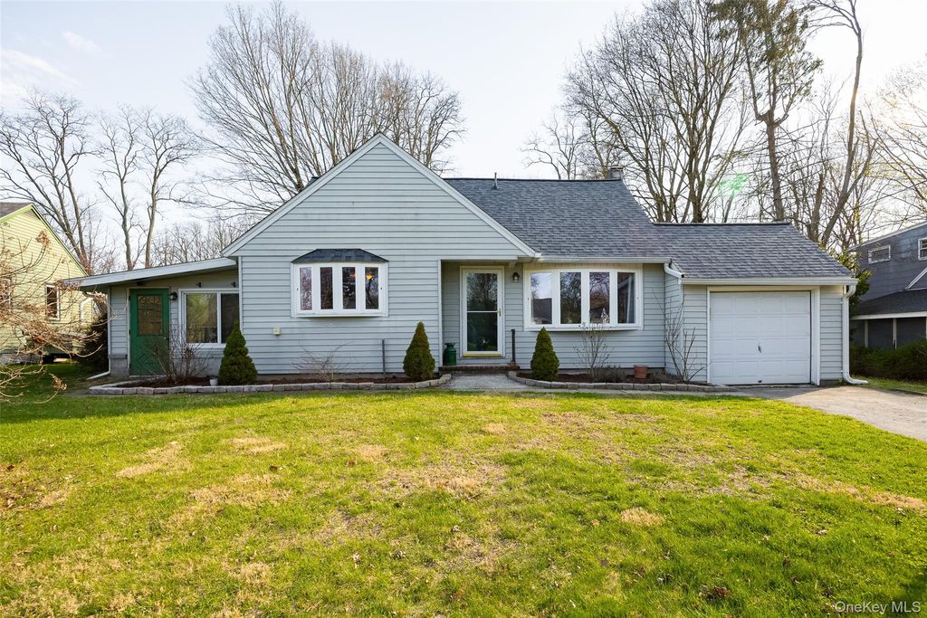 Photo of 6 Gale Drive, Poughkeepsie, NY 12603 (MLS # 980691)