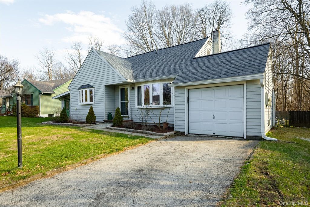 Photo of 6 Gale Drive, Poughkeepsie, NY 12603 (MLS # 980691)