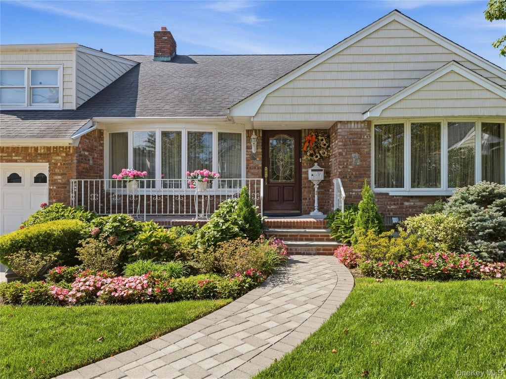 Photo of 5 Major Court, Rockville Centre, NY 11570 (MLS # 1063703)