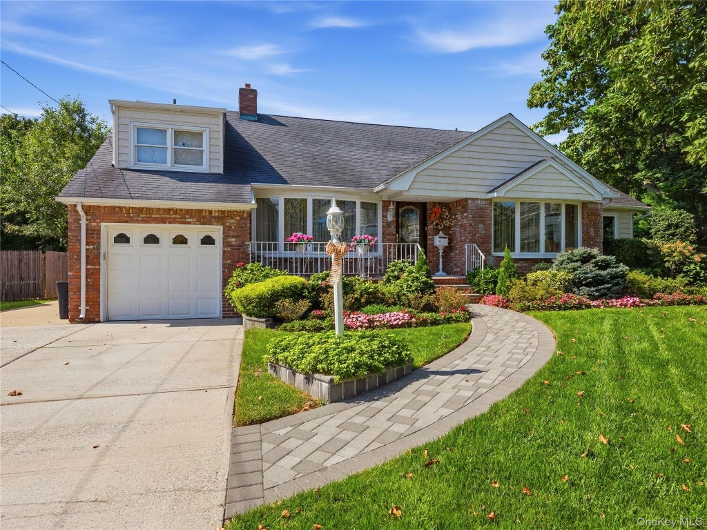 Photo of 5 Major Court, Rockville Centre, NY 11570 (MLS # 1063703)