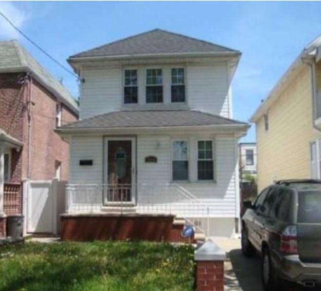 201 Street, Hollis, Queens, NY - 3 Bedrooms  
3 Bathrooms  
7 Rooms - 